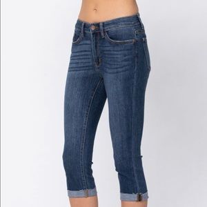 Women’s Judy Blue Capri. Dark wash, Mid-rise, Size 3/26, Brand new w/tags.